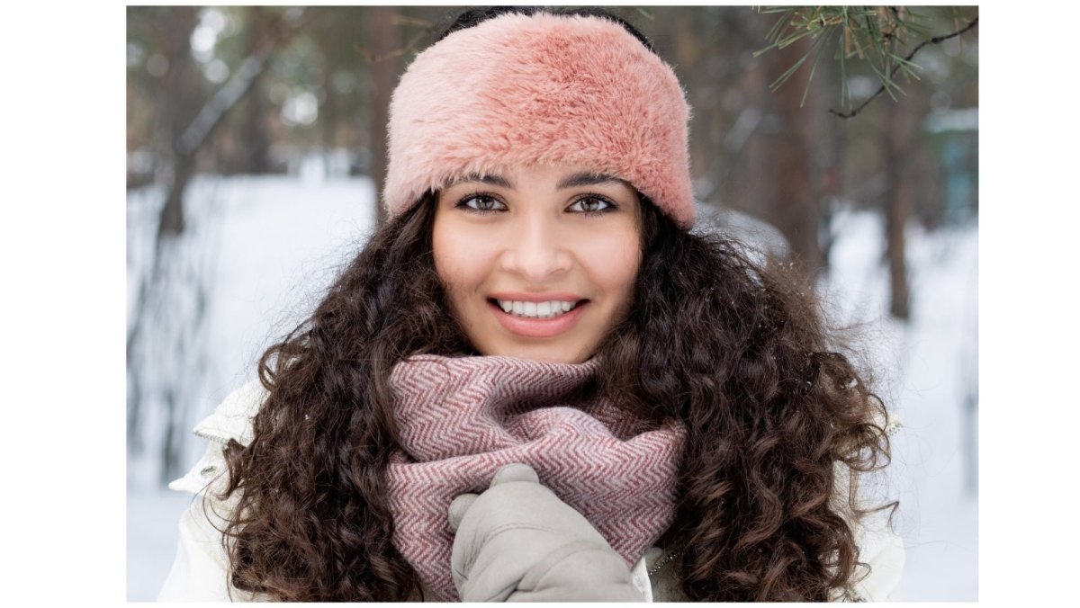 Cheveux bouclés en hiver : 6 astuces pour les protéger du froid et garder des boucles sublimes - L'art des boucles