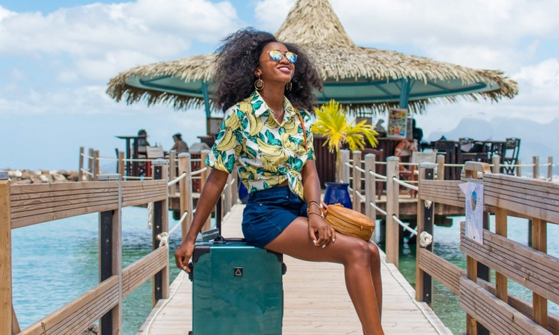 Cheveux bouclés en vacances : les meilleures trousses de voyage pour garder une routine parfaite - L'art des boucles