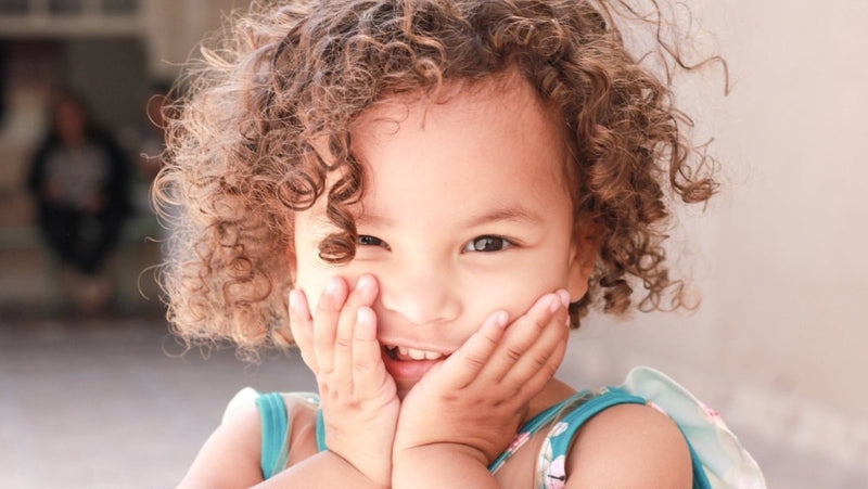 Comment soigner les cheveux bouclés des enfants - L'art des boucles