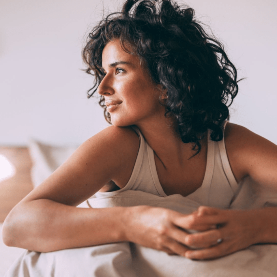 Dormir avec des cheveux bouclés sans les casser : 7 astuces essentielles - L'art des boucles