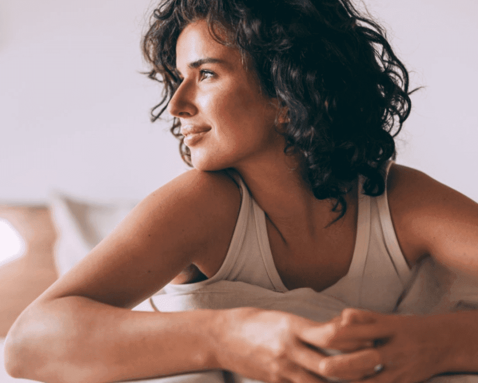 Dormir avec des cheveux bouclés sans les casser : 7 astuces essentielles - L'art des boucles