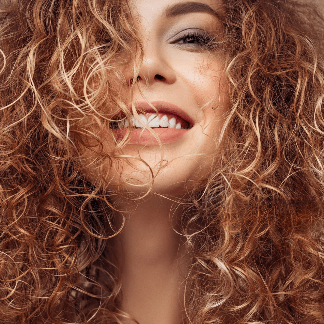 🌿 Racines grasses & longueurs sèches : la routine parfaite pour rééquilibrer vos boucles - L'art des boucles