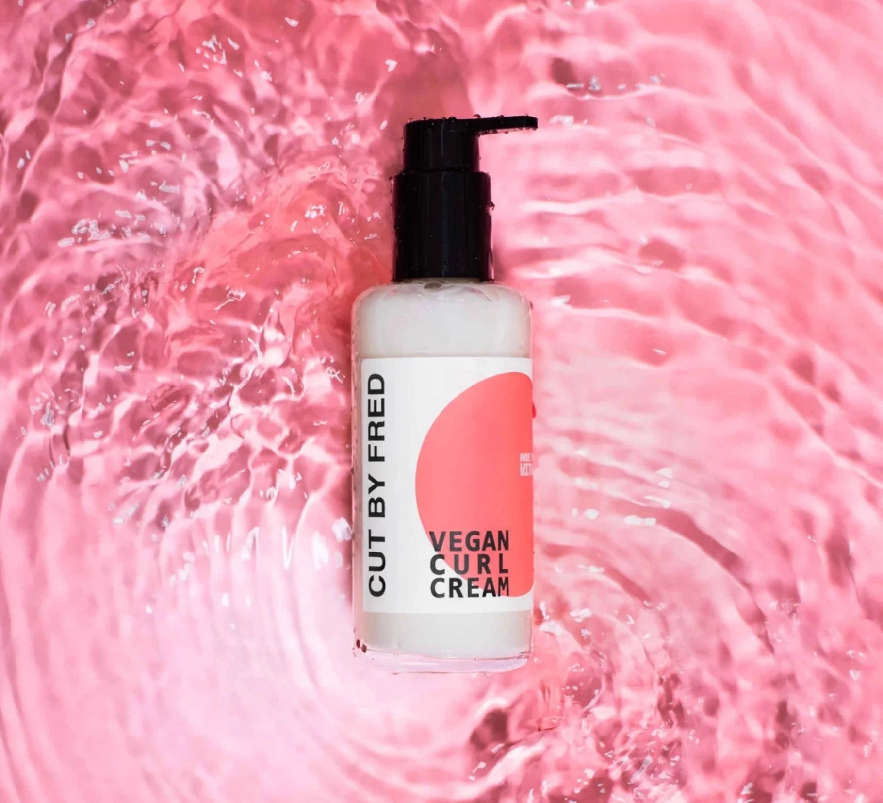 Crème Boucles Vegan Curl Cream – Cut By Fred – soin capillaire naturel pour cheveux ondulés, bouclés, frisés et crépus | L’Art des Boucles Suisse