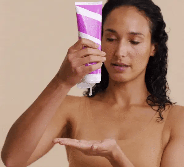 Gel coiffant Super Hold en action – longue tenue et définition des boucles naturelles