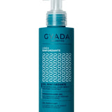 Application de la Gelée Coiffante Spiruline Gyada – définition des boucles et brillance naturelle sans effet carton.