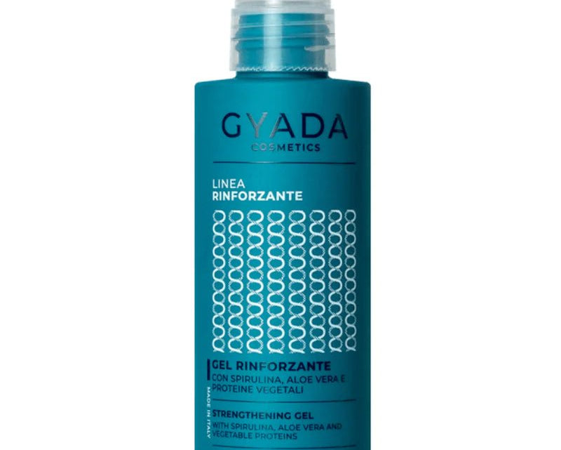 Application de la Gelée Coiffante Spiruline Gyada – définition des boucles et brillance naturelle sans effet carton.