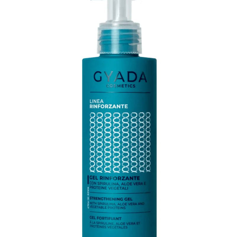 Application de la Gelée Coiffante Spiruline Gyada – définition des boucles et brillance naturelle sans effet carton.