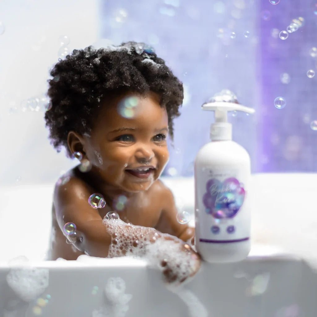Nettoyant 2-en-1 Bébé Corps & Cheveux – Les Secrets de Loly (Bubble Kiss) – soin capillaire naturel pour cheveux ondulés, bouclés, frisés et crépus | L’Art des Boucles Suisse