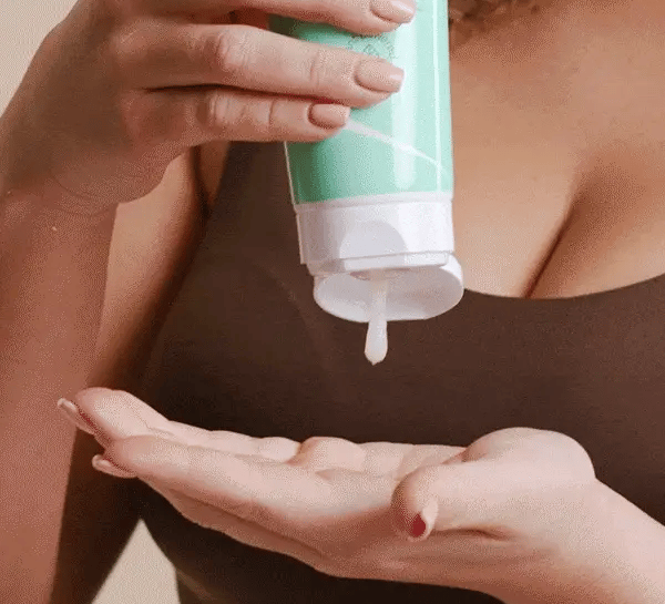 Shampoing exfoliant cuir chevelu – nettoyage en profondeur cheveux bouclés