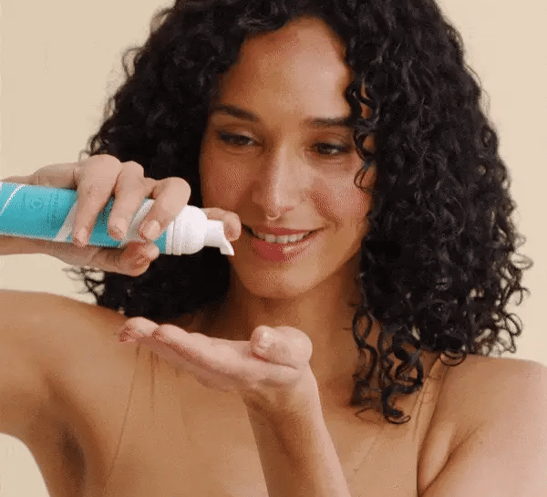Application du Shampoing Sec Naturel – volume léger sans alcool