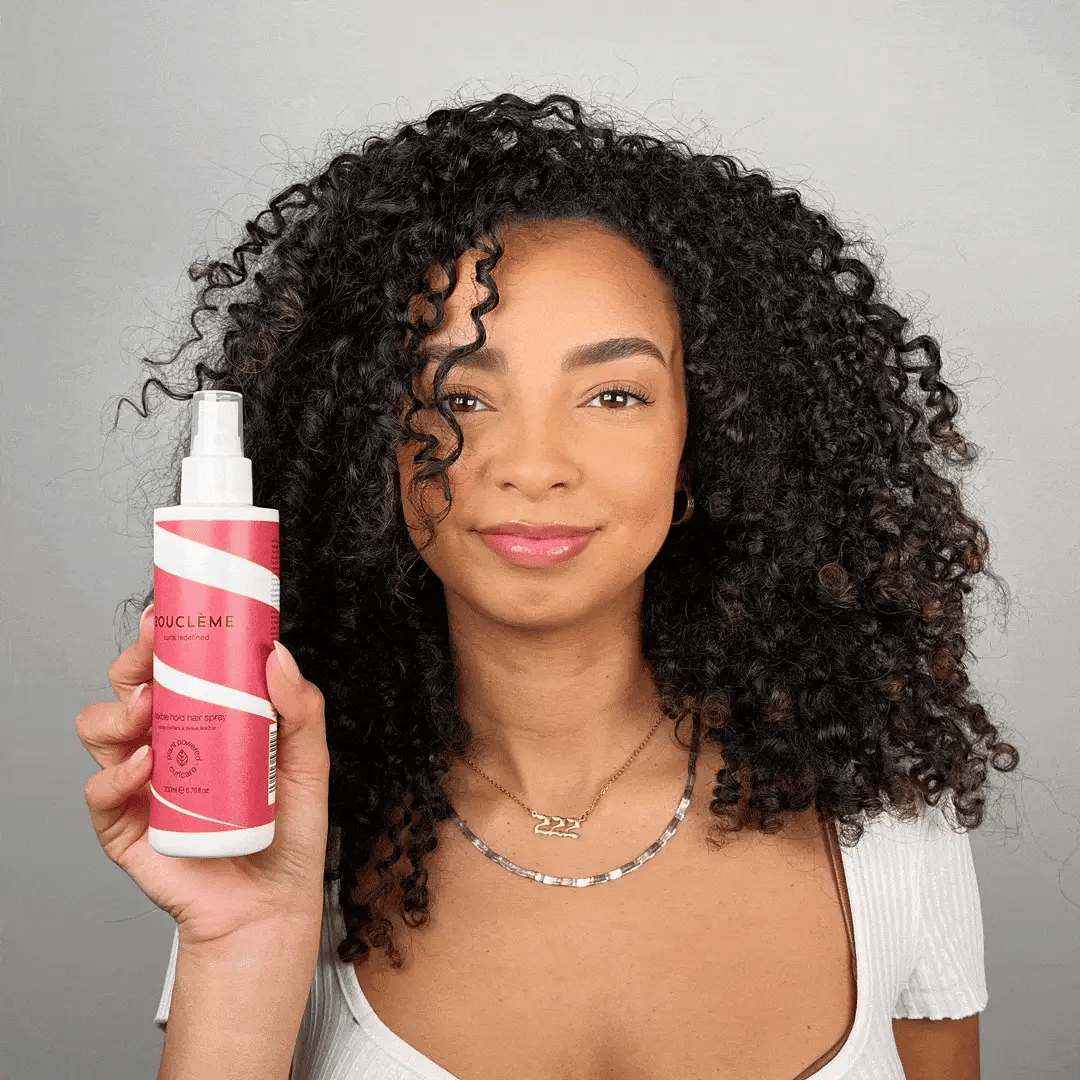 Application du Spray Coiffant Bouclème – boucles définies et souples