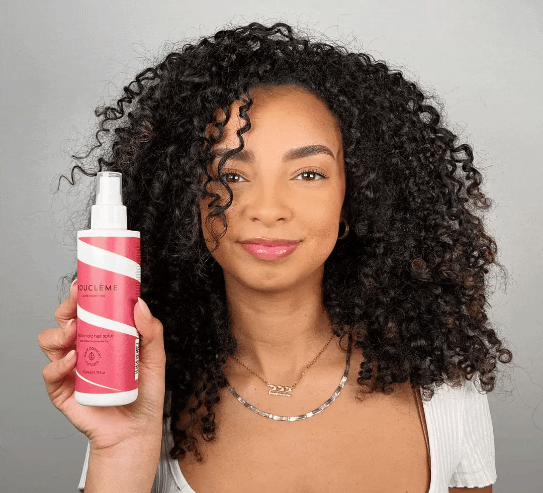 Application du Spray Coiffant Bouclème – boucles définies et souples
